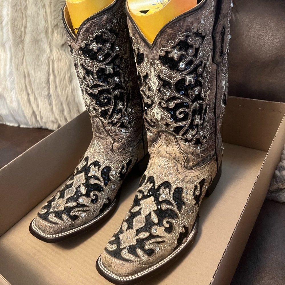 Corral Women’s Flowered Embroidery Boots
